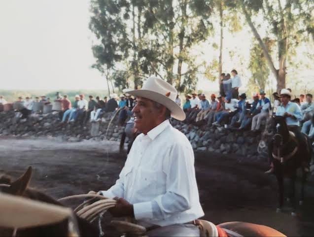 Don Facundo Caballero a caballo en la plaza, con el público junto a la barda de piedra